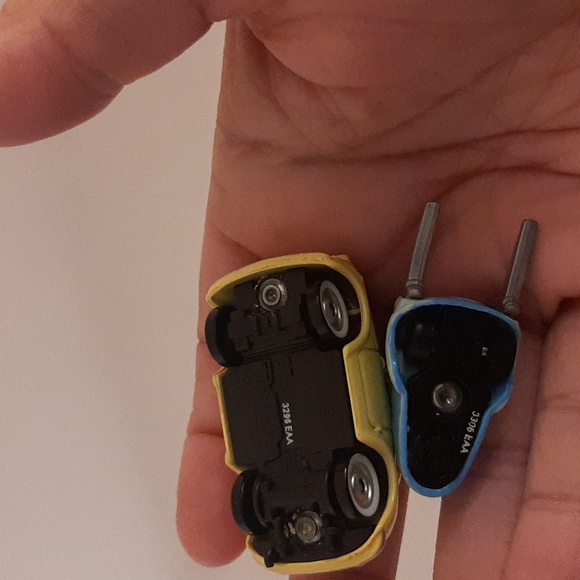 2 pc Cars 3 Luigi and Guido Diecast cars - Picture 3 of 3